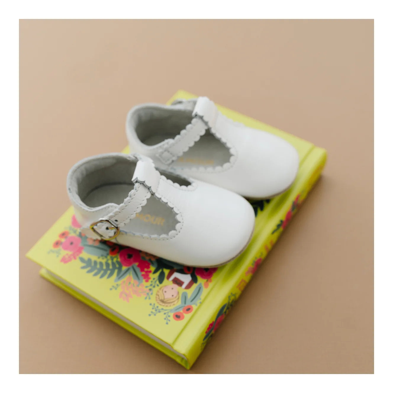 L'Amour Shoes Elodie Girls Scalloped T-Strap Mary Jane Crib Shoe (Infant)
